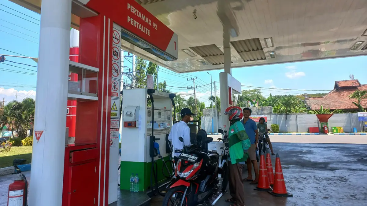 ANTRE: Sejumlah kendaraan antre membeli BBM di SPBU Kasbah, Kelurahan Sukabumi, Kecamatan Mayangan, Kota Probolinggo, Sabtu (18/4).
