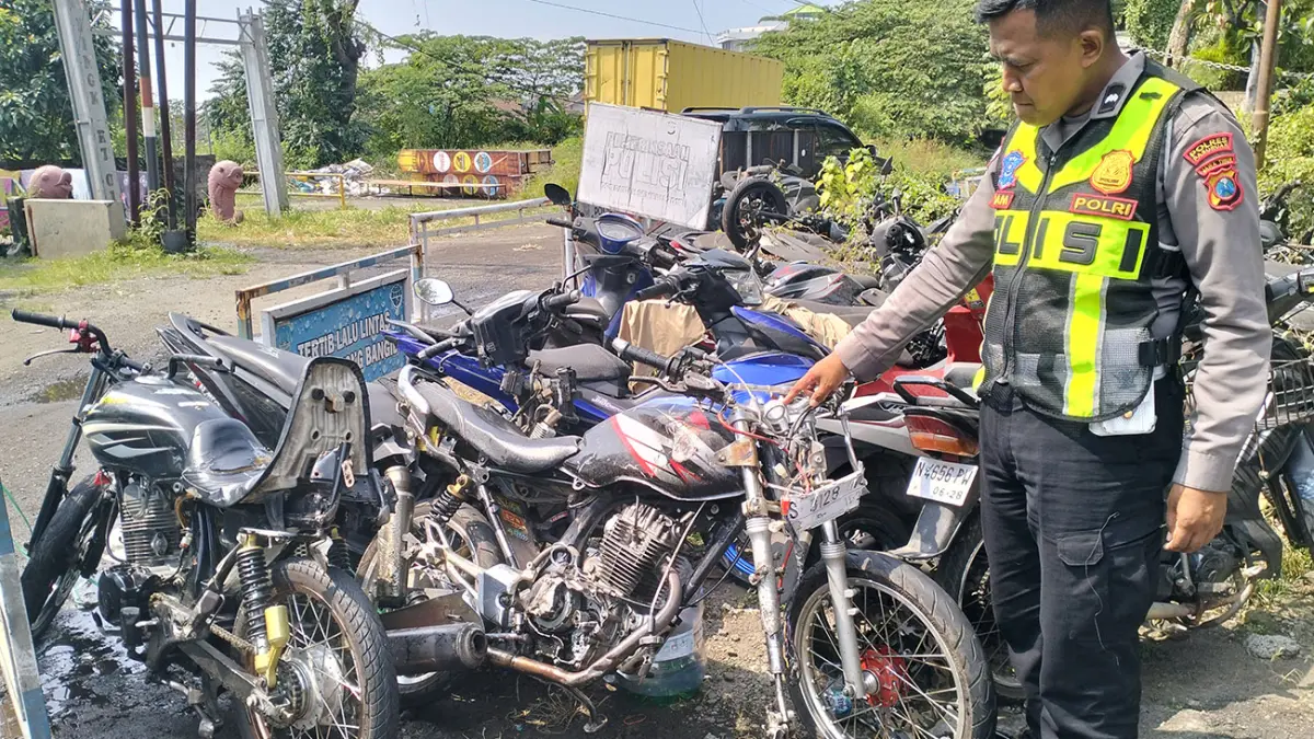 BARANG BUKTI: Dua motor Honda Mega Pro yang terlibat tabrakan di Gambiran, Prigen saat diamankan di poslantas Pandaan. 