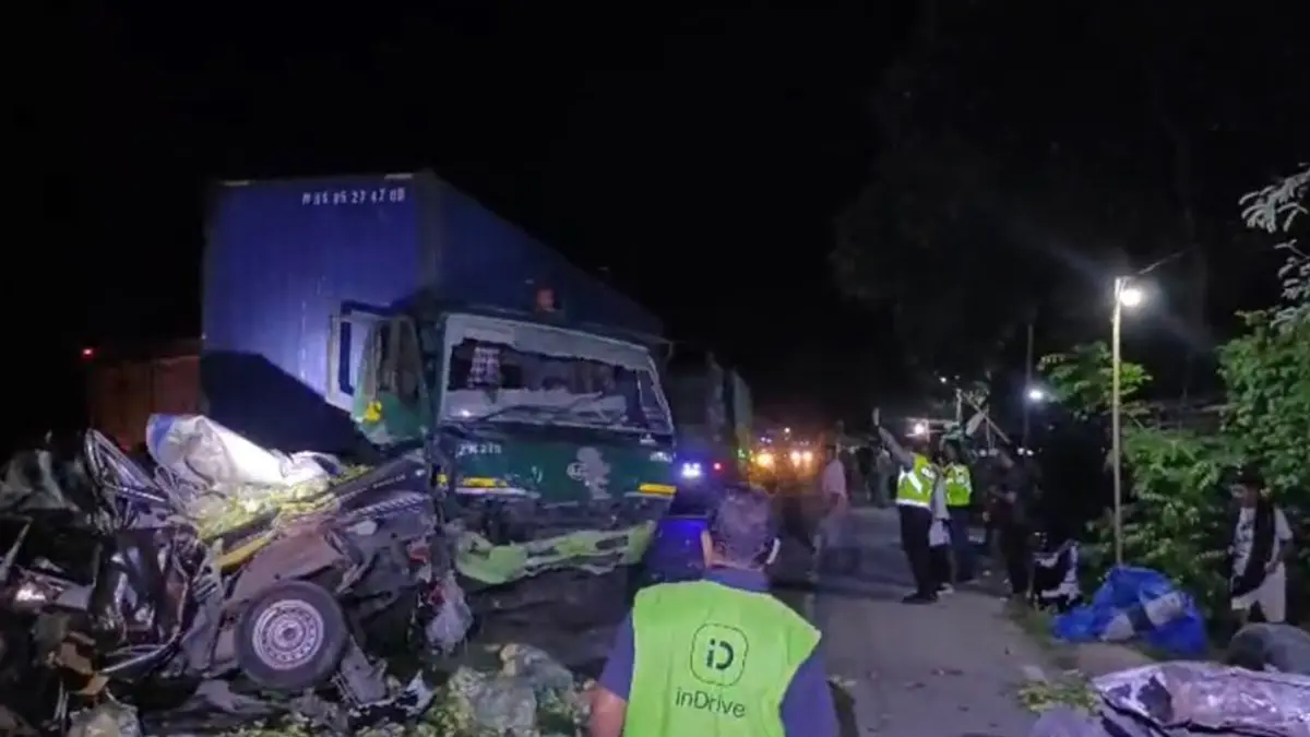 BUTUH WAKTU: Proses evakuasi keempat korban dalam sedan Toyota Limo Vios bernopol AG 1644 EG akibat laka beruntun di Jalan Raya Lumajang, masuk Desa Malasan Wetan, Kecamatan Tegalsiwalan, Minggu (19/4) dini hari.