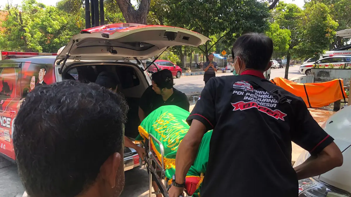 DIEVAKUASI: Jenazah T. Sri Budiyatni, salah satu korban laka beruntun saat hendak diantar pulang dari kamar jenazah RSUD dr. Mohamad Saleh menuju rumah duka di Desa Jeblog, Kecamatan Talun, Kabupaten Blitar, Minggu (19/4). (Inneke Agustin/ Radar Bromo)