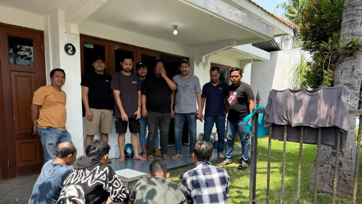 Empat pelaku spesialis pencurian rumah kosong lintas daerah saat diamankan tim Jatanras Polda Jatim. 
