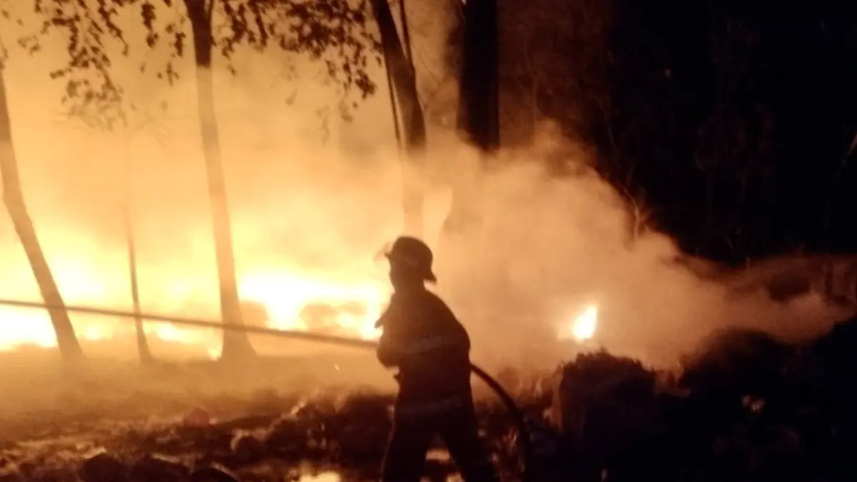 LUDES: Damkar Kabupaten Probolinggo memadamkan api yang membakar rongsokan dan bangunan semi permanen milik Babun, 50, di Dusun Bedian, Desa Alaskandang, Kecamatan Besuk, Sabtu (18/4) dini hari.