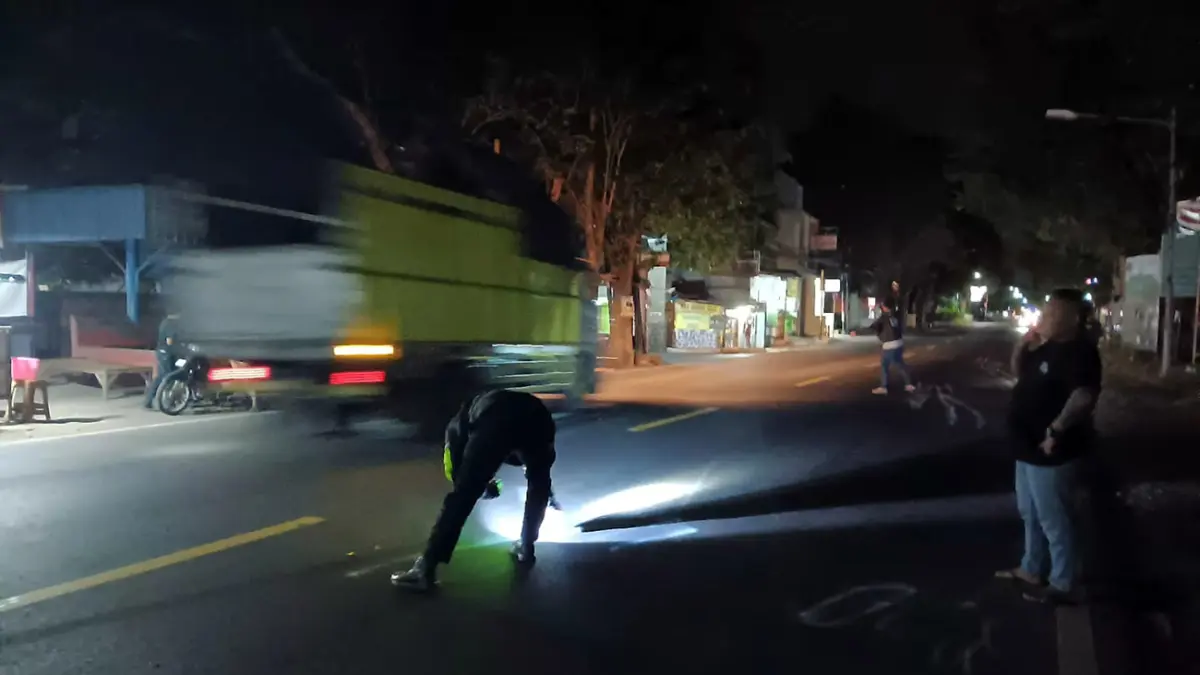 OLAH TKP: Anggota Satlantas Polres Probolinggo saat melakukan olah TKP di Jalan Raya Dringu, masuk Desa Pabean, Kecamatan Dringu, Kabupaten Probolinggo, Jumat (17/4) dini hari.