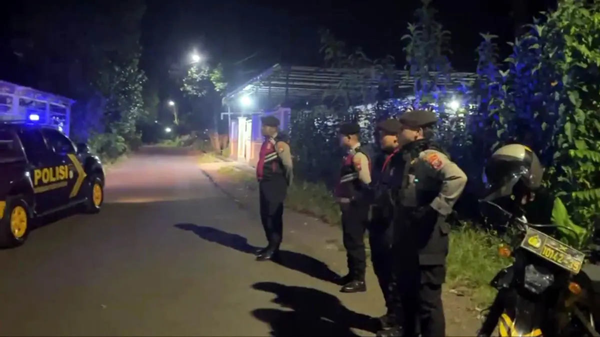 PATROLI: Petugas kepolisian dari Polres Pasuruan saat melakukan patroli untuk mencegah aksi kejahatan terjadi. (Polres Pasuruan for Radar Bromo)