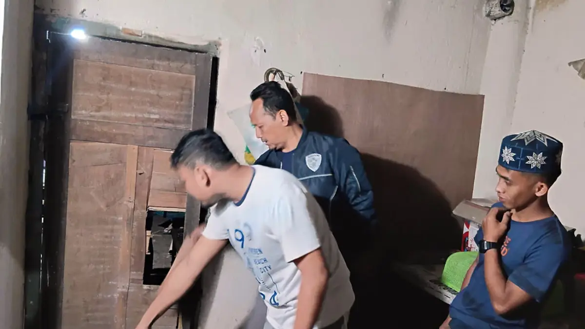 Petugas saat melakukan olah TKP pencurian di Cobanblimbing, Wonorejo, Kabupaten Pasuruan, Sabtu malam (18/4). 