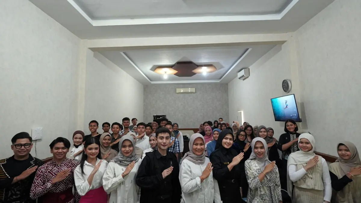PILIH DUTA WISATA: Kabid Pemasaran Pariwisata Dispopar Kota Probolinggo, Yuli Budiastuti (depan, tengah) bersama paguyubang dan calon peserta Kang Yuk Kota Probolinggo 2026 selepas technical meeting. (Fahreza Nuraga/ Radar Bromo)