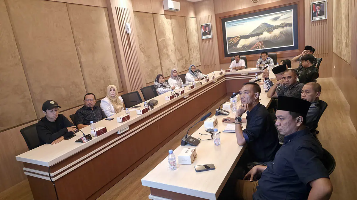 RAPAT KERJA: Anggota DPRD Kabupaten Pasuruan saat menggelar rapat kerja dengan BBWS Brantas. Mereka mendorong agar normaliasi Kali Wrati dilakukan, demi mencegah banjir di sejumlah wilayah di Kecamatan Beji. (DPRD Kabupaten Pasuruan for Radar Bromo)