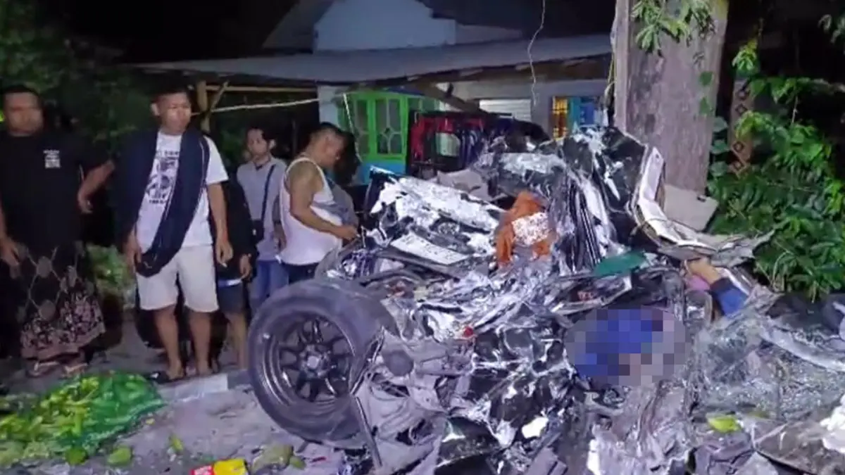 RINGSEK: Kondisi mobil sedan Toyota Limo Vios ringsek tak berbentuk usai diseruduk truk trailer yang ngeblong di perlintasan KA Malasan Wetan, Probolinggo, Sabtu malam (18/4).