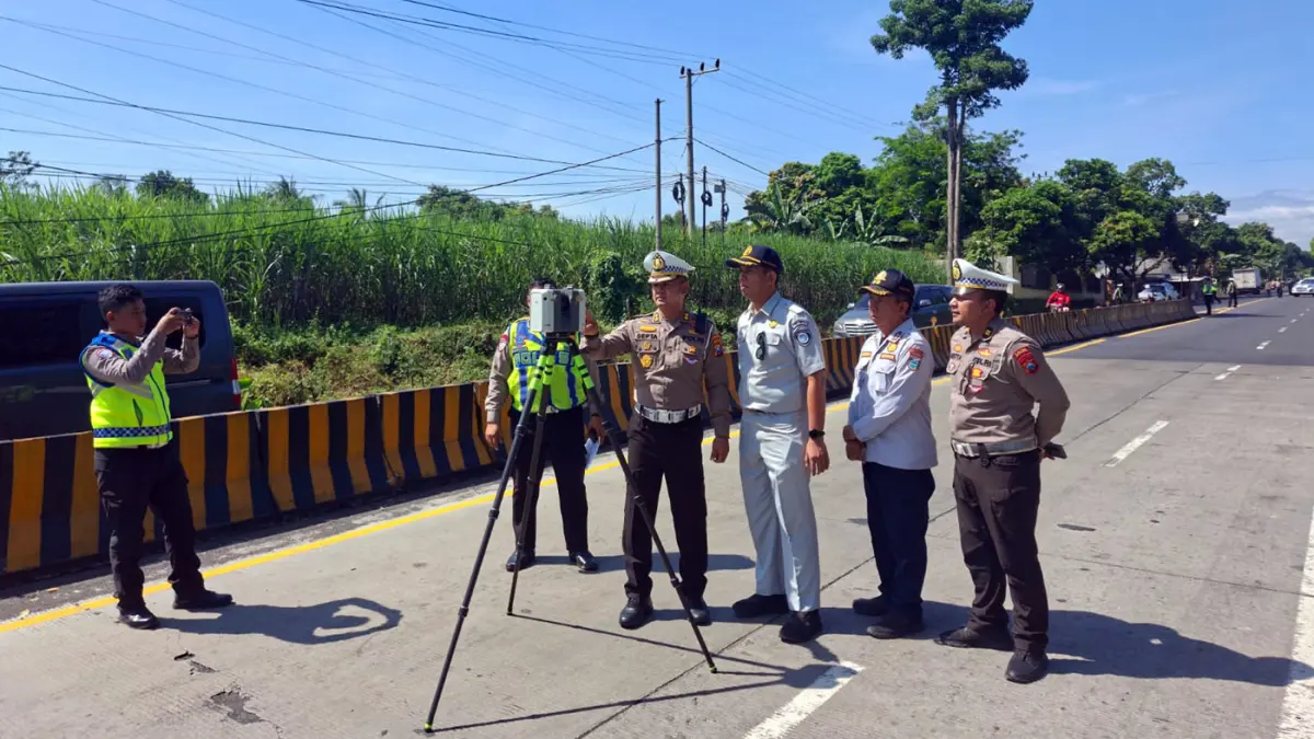 CEK: Kasubdit Gakkum Ditlantas Polda Jatim AKBP Septa Firmansyah bersama Kanit Gakkum Satlantas Polres Probolinggo Ipda Aditya Wikrama dan sejumlah stakeholder melakukan TAA di Jalan Raya Lumajang, Tegalsiwalan, Kabupaten Probolinggo, Senin (20/4) siang.