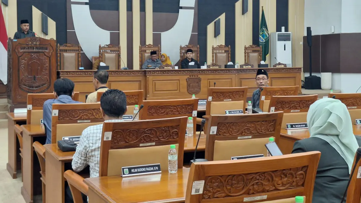 BERI REKOMENDASI: Suasana paripurna agenda Laporan Pansus proyek real estate di Prigen, Kabupaten Pasuruan. (M Busthomi/ Radar Bromo)
