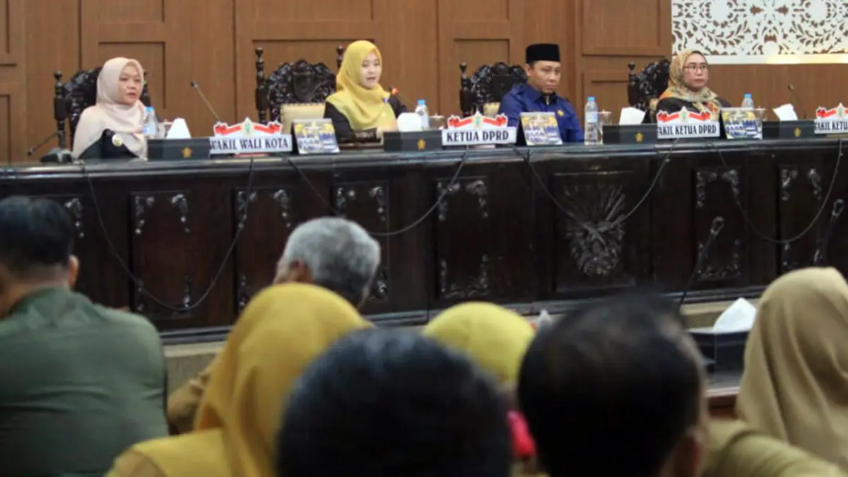 DITUNDA: Suasana Rapat Paripurna pembacaan rekomendasi dan keputusan DPRD terkait LKPj Wali Kota Probolinggo yang akhirnya ditunda lantaran Wali Kota Dokter Aminuddin tak bisa hadir, Senin (20/4). (Arif Mashudi/ Radar Bromo)