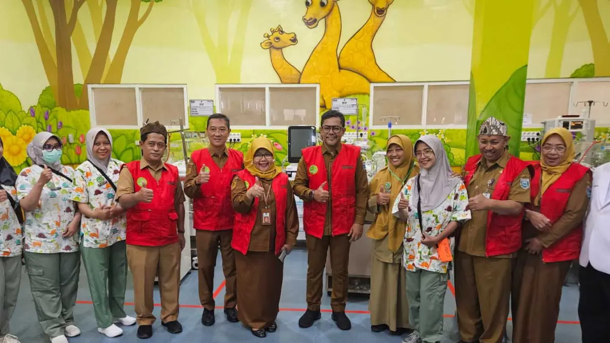 DUKUNGAN: Bupati Probolinggo dr. Mohammad Haris berfoto bersama saat mengunjungi ruang NICU.