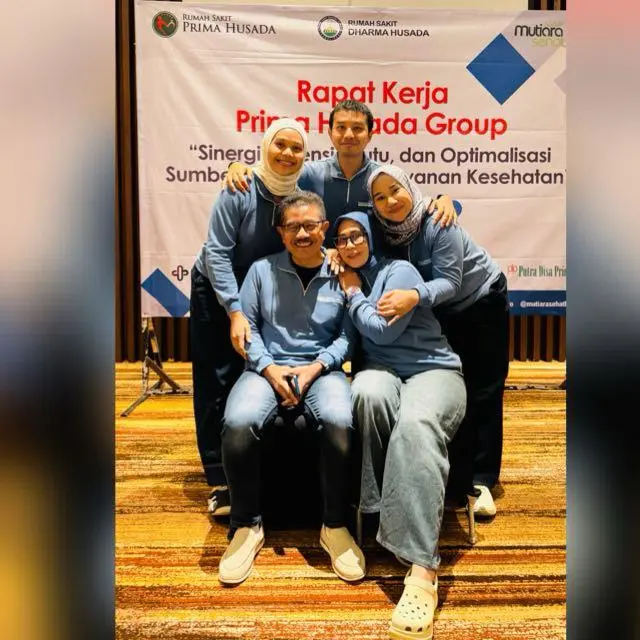 KELUARGA BAHAGIA: Endang Sadi bersama suami dan tiga anaknya.  