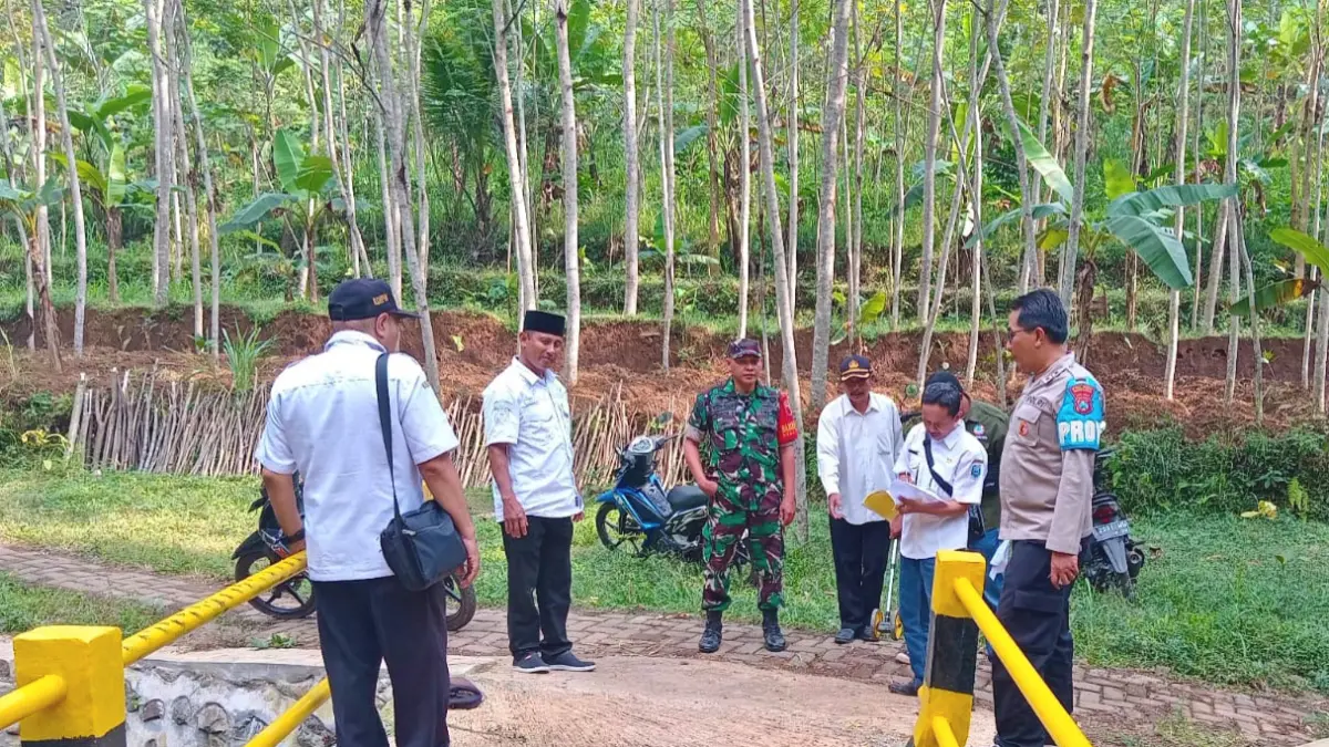 KOKOH: Forkopimca Tiris mengecek hasil pembangunan jembatan di RT 22/RW 5, Dusun Manggis. (Pemdes Tiris For Jawa Pos Radar Bromo)