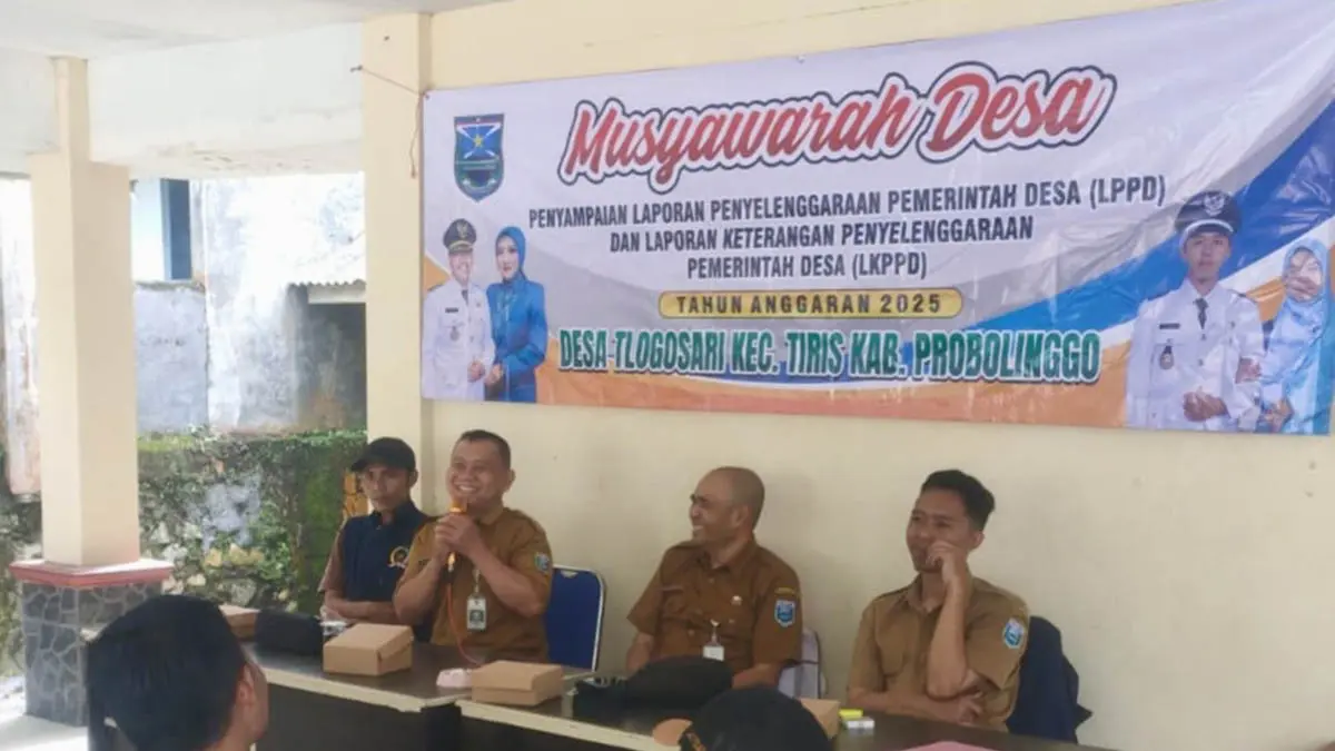 KOMPAK:&nbsp;Kepala Desa Tlongosari Mohammad Taufiq (paling kanan) saat melaksanakan musyawarah desa di balai desa setempat beberapa waktu lalu. (Foto: Pemdes Tlogosari for Jawa Pos Radar Bromo)