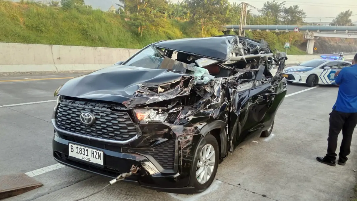 Kondisi mobil Innova Zenix yang bagian depan dan sisi kiri ringsek usai menabrak truk dari arah belakang, Senin (20/4). 