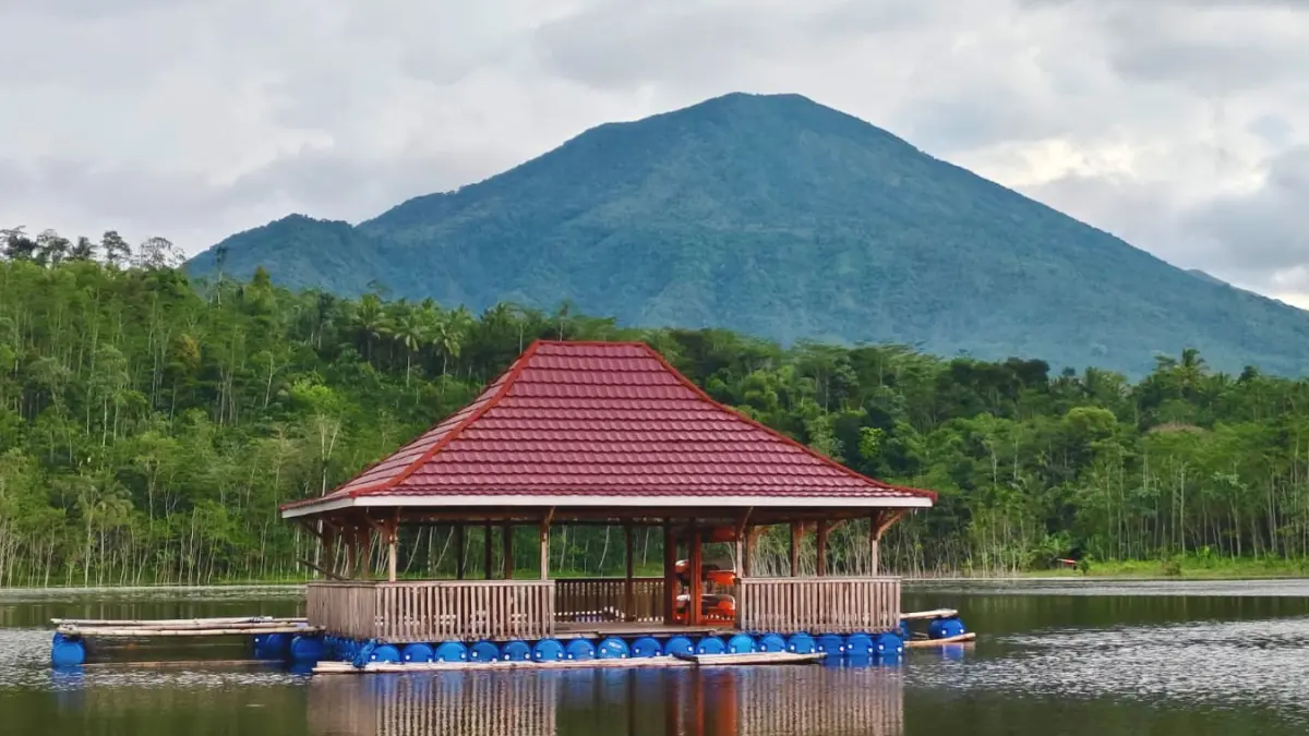MAGNET KUNJUNGAN: Cafe Apung di Ranu Betok, Desa Ranuagung dibangun untuk memanjakan pengunjung. Pengembangan wisata dilakukan secara bertahap. (Pemdes Ranuagung For Jawa Pos Radar Bromo)