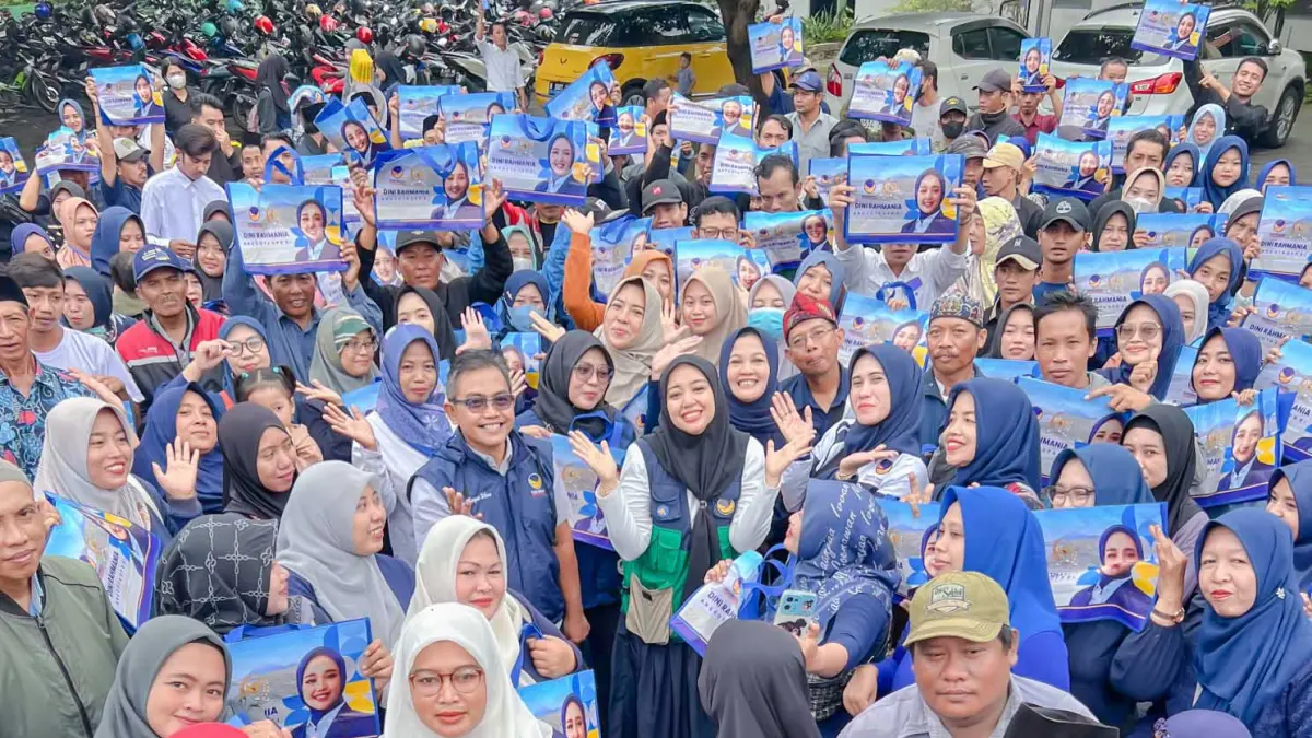 MERAKYAT: Hj. Dini Rahmania, S.IAN., M.M. (tengah) bersama warga dalam agenda Belanja Bareng Dini Rahmania di Pasar Dringu, beberapa waktu lalu.