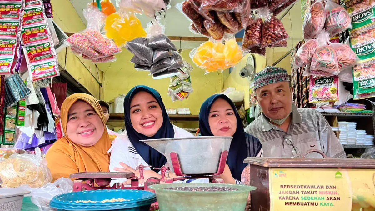 PEDULI: Hj. Dini Rahmania, S.IAN., M.M. (dua dari kiri) hadir dan menyapa para pedagang tradisional di pasar.