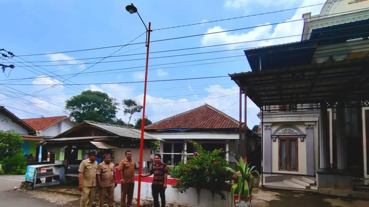 PENUHI KEBUTUHAN: Forkopimca Tiris mengecek PJU yang dipasang di Desa Ranuagung. Pemerintah desa membangun infrastruktur dan pelengkap lainnya secara berkelanjutan. (Pemdes Ranuagung For Jawa Pos Radar Bromo)