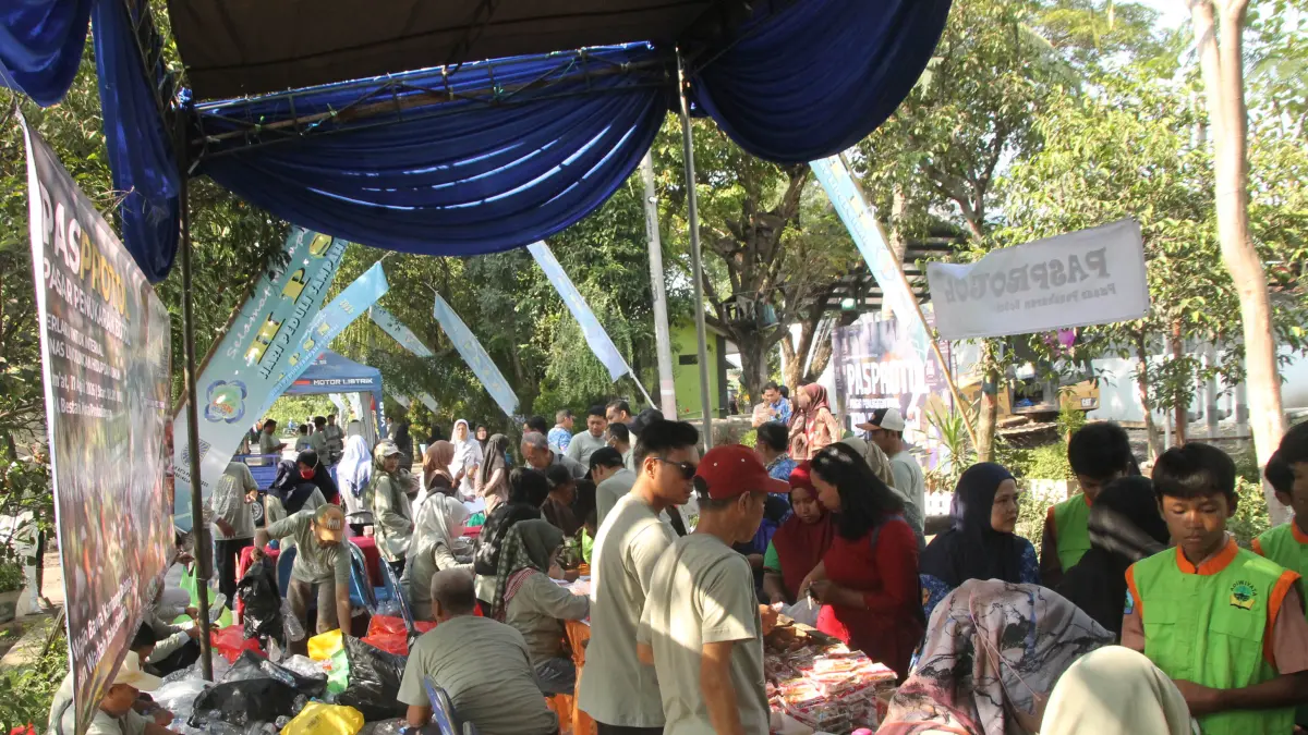 PILOT PROJECT: Usai penandatanganan komitmen Pengelolaan Sampah Terpadu Skala Kawasan, Wali Kota Probolinggo dr. Aminuddin bersama Wakil Wali Kota, Forkopimda, Ketua TP PKK, Kepala DLH, dan para camat. 