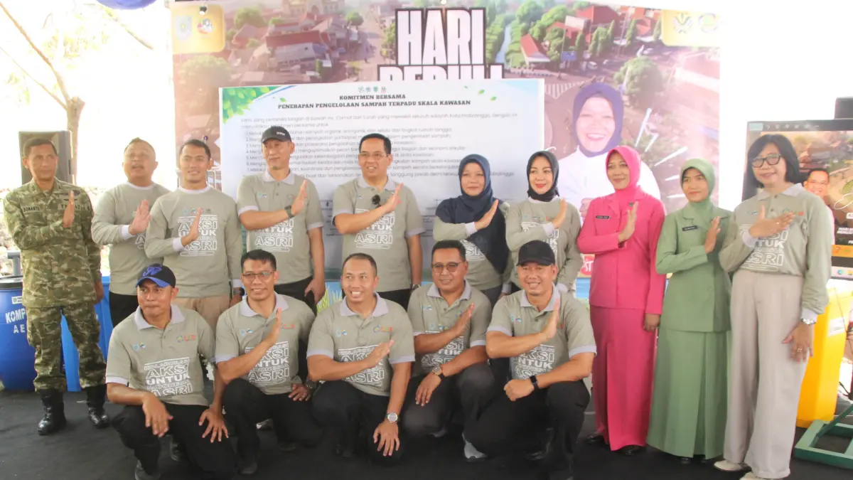 PILOT PROJECT: Usai penandatanganan komitmen Pengelolaan Sampah Terpadu Skala Kawasan, Wali Kota Probolinggo dr. Aminuddin bersama Wakil Wali Kota, Forkopimda, Pj. Sekda,  Ketua TP PKK, Kepala DLH, dan para camat. 