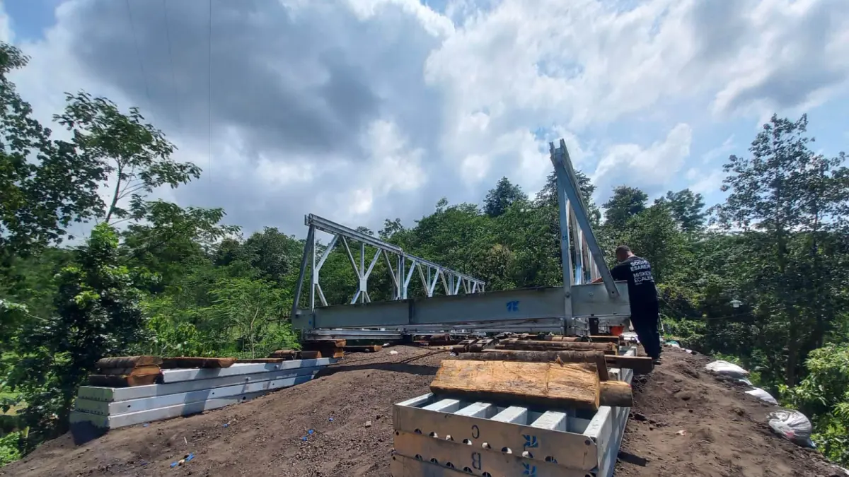 PROGRES: Pembangunan Jembatan Bailey di Jembatan Sumber Duren, Desa Negororejo, Kecamatan Lumbang, Kabupaten Probolinggo, terus dikebut. (INNEKE AGUSTIN/JAWA POS RADAR BROMO)