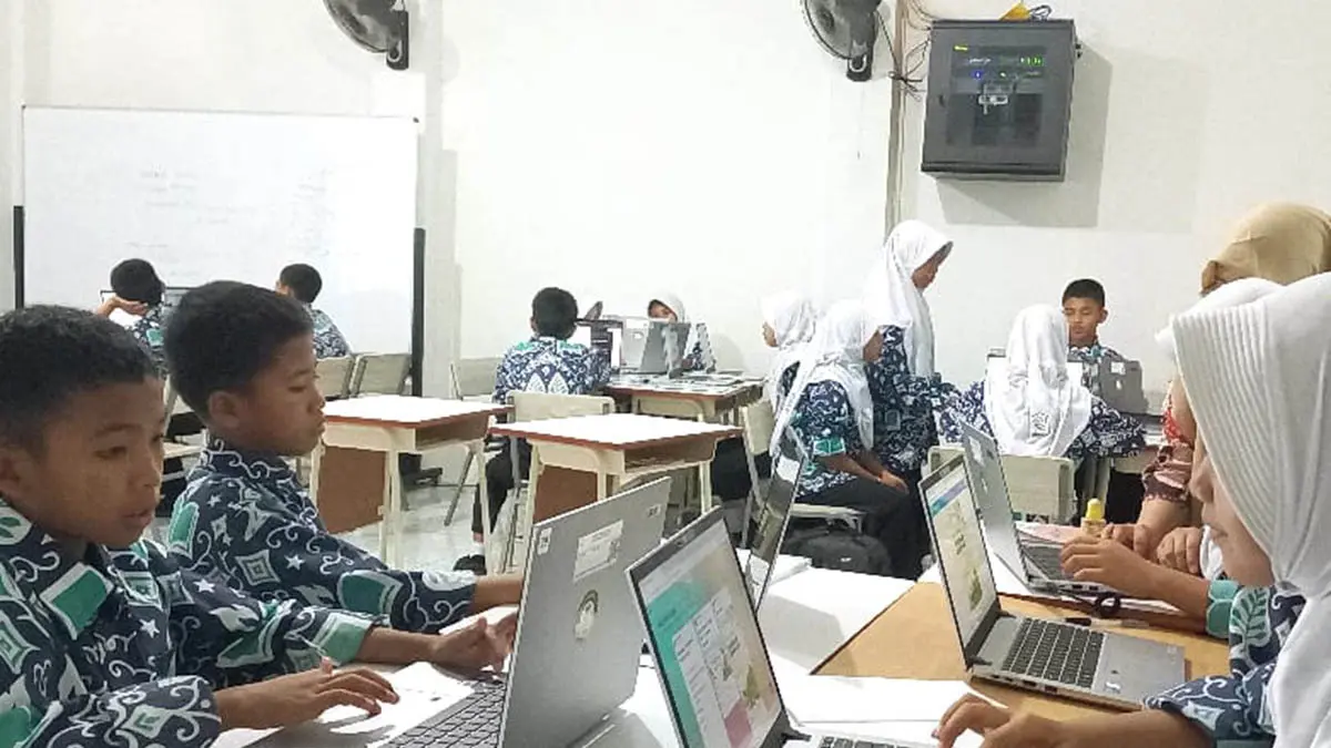 SEMANGAT: Siswa SRPM 28 yang mengenakan seragam mengikuti aktivitas belajar mengajar. (Foto: SRMP 28 Pasuruan for Jawa Pos Radar Bromo)