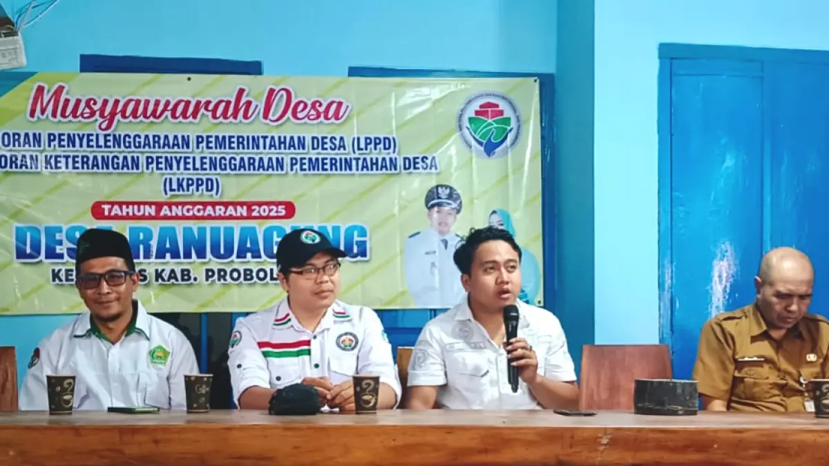 SINERGI: Kepala Desa Ranuagung Mohammad Bilal (pegang mik) dalam musyawarah desa. (Pemdes Ranuagung For Jawa Pos Radar Bromo)