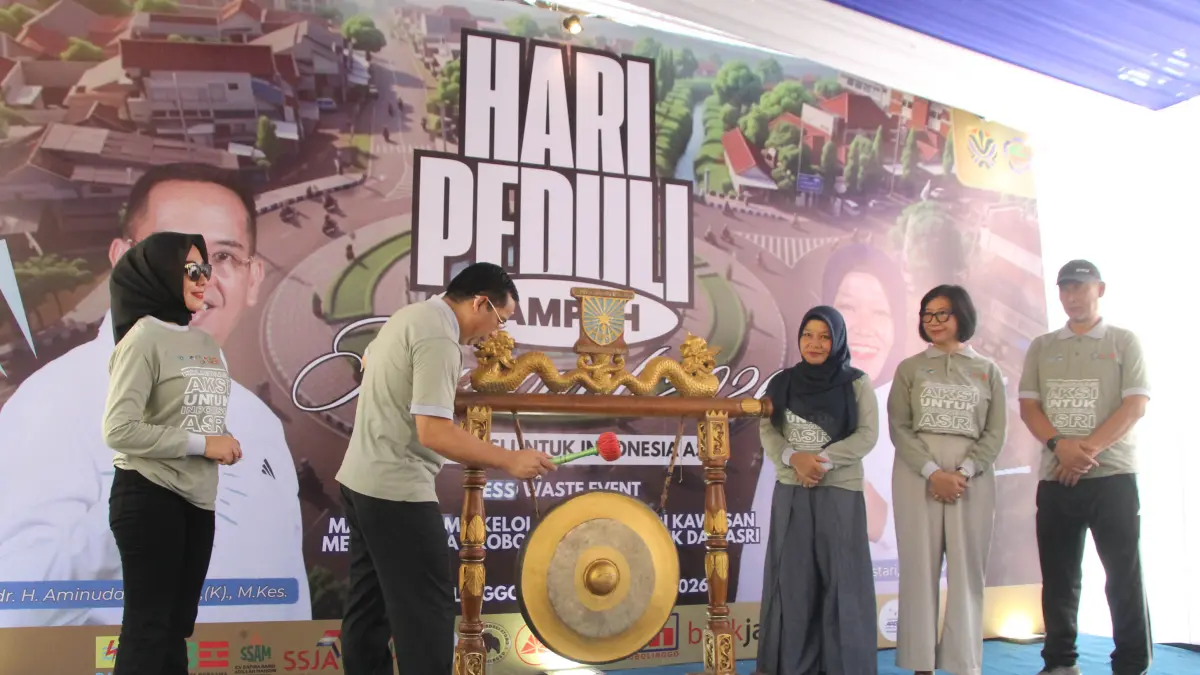 TABUH GONG: Wali Kota Probolinggo dr. Aminuddin menabuh gong tanda dimulainya Program Pengelolaan Sampah Terpadu Skala Kawasan dalam Peringatan HPSN Kota Probolinggo Tahun 2026. 