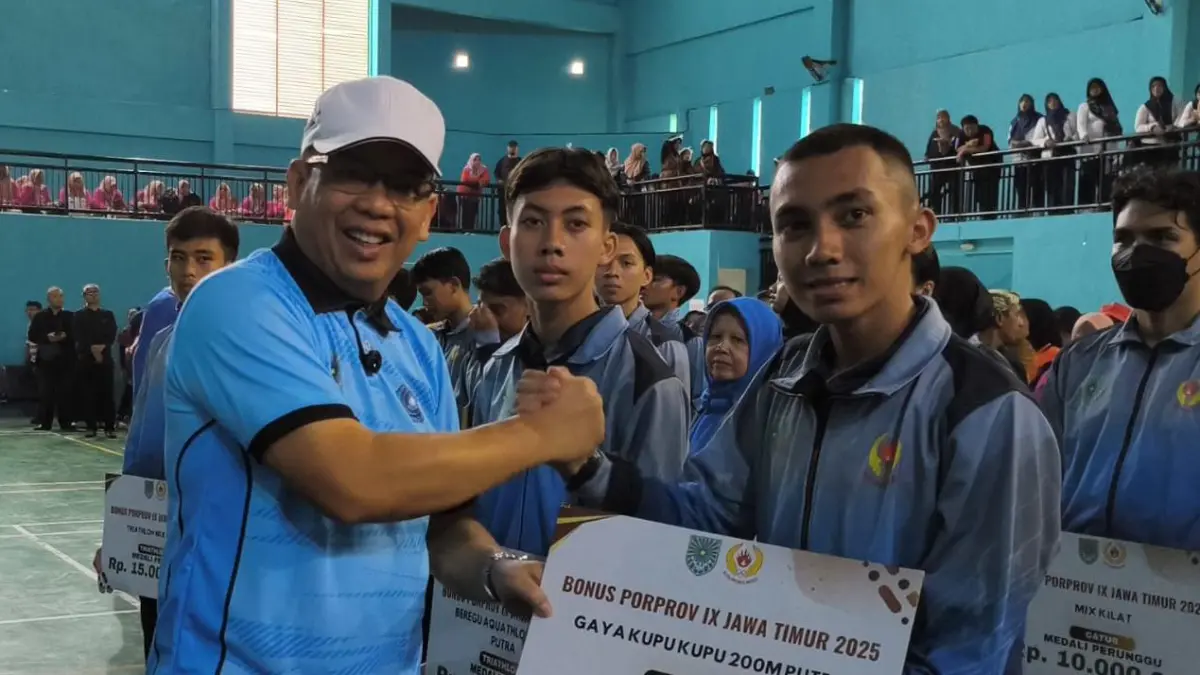 BONUS: Wali Kota Probolinggo dr. Aminuddin secara simbolis menyerahkan reward kepada salah satu atlet peraih medali emas. (ARIF MASHUDI/JAWA POS RADAR BROMO)