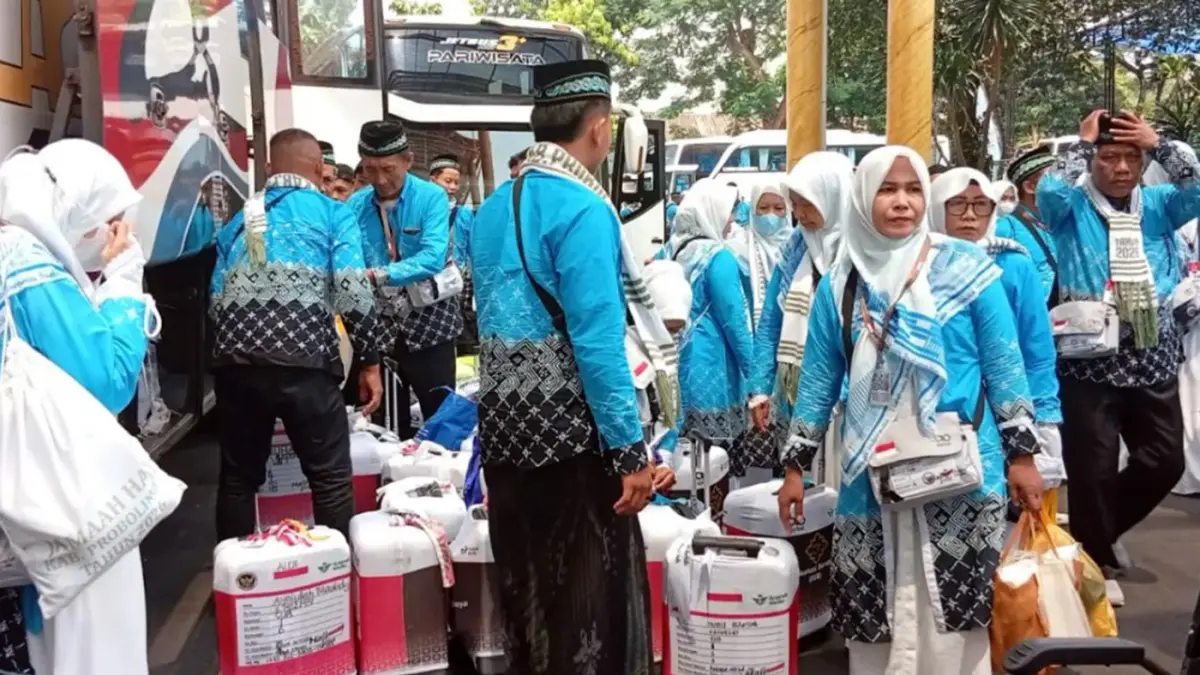Jemaah haji kloter 1 asal Kabupaten Probolinggo saat tiba di Embarkasi Surabaya, Selasa (21/4). (Rahmat Sudrajat/Radar Surabaya)