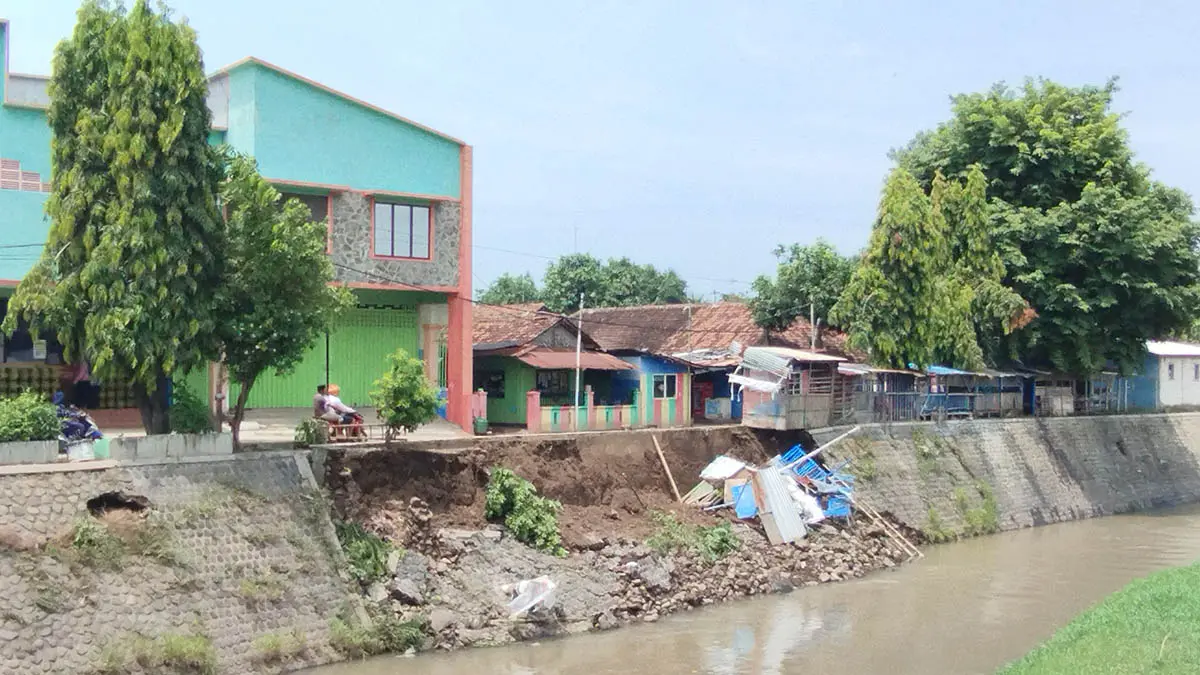 SEBELUM DIBENAHI: Tebing Sungai Kertosono di Kelurahan Sidomukti, Kecamatan Kraksaan yang ambrol beberapa waktu. Saat ini telah dilakukan pembangunan permanen yang hanya menyisakan finishing. (Foto: Agus Faiz Musleh/Jawa Pos Radar Brom)