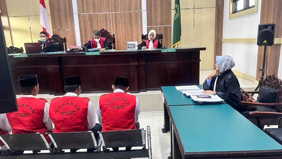 SEMANGAT: Meski diselimuti rasa lelah dengan pekerjaannya, Wiwik Tri Haryati, S.H., M.H. tampak semangat untuk menyelesaikan semua urusannya. (Iwan Andrik/Radar Bromo)