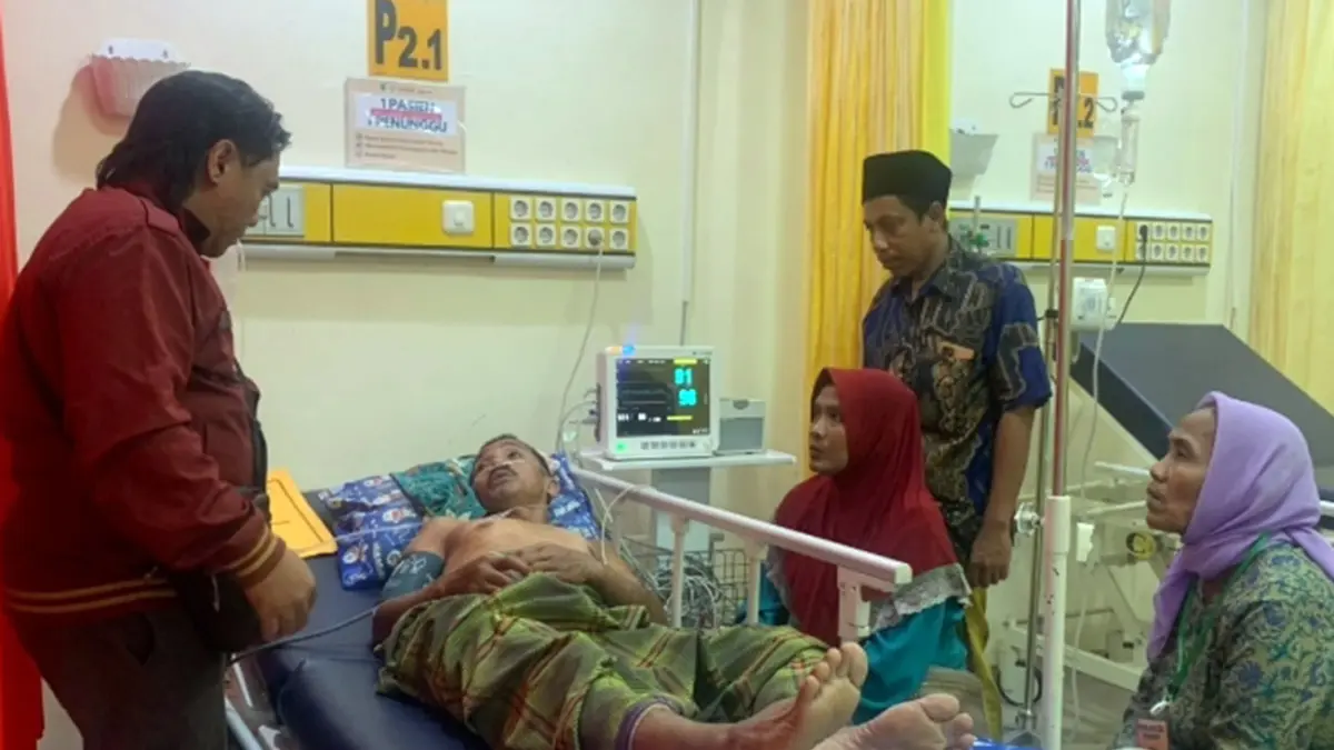 ALAMI SEJUMLAH LUKA: Korban Abd Syakur saat dirawat di RSUD Grati. 