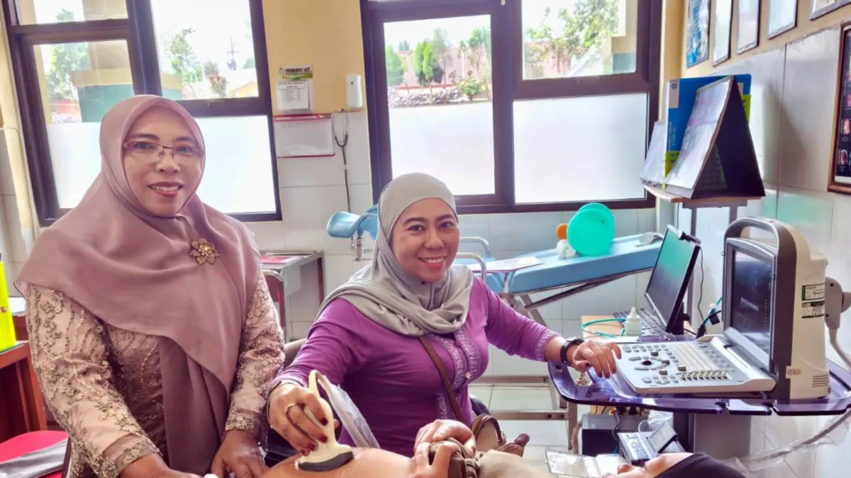 ANGGUN: Petugas Kesehatan Puskesmas Tosari saat mengenakan kebaya untuk melayani pasien. (Puskesmas Tosari for Radar Bromo)