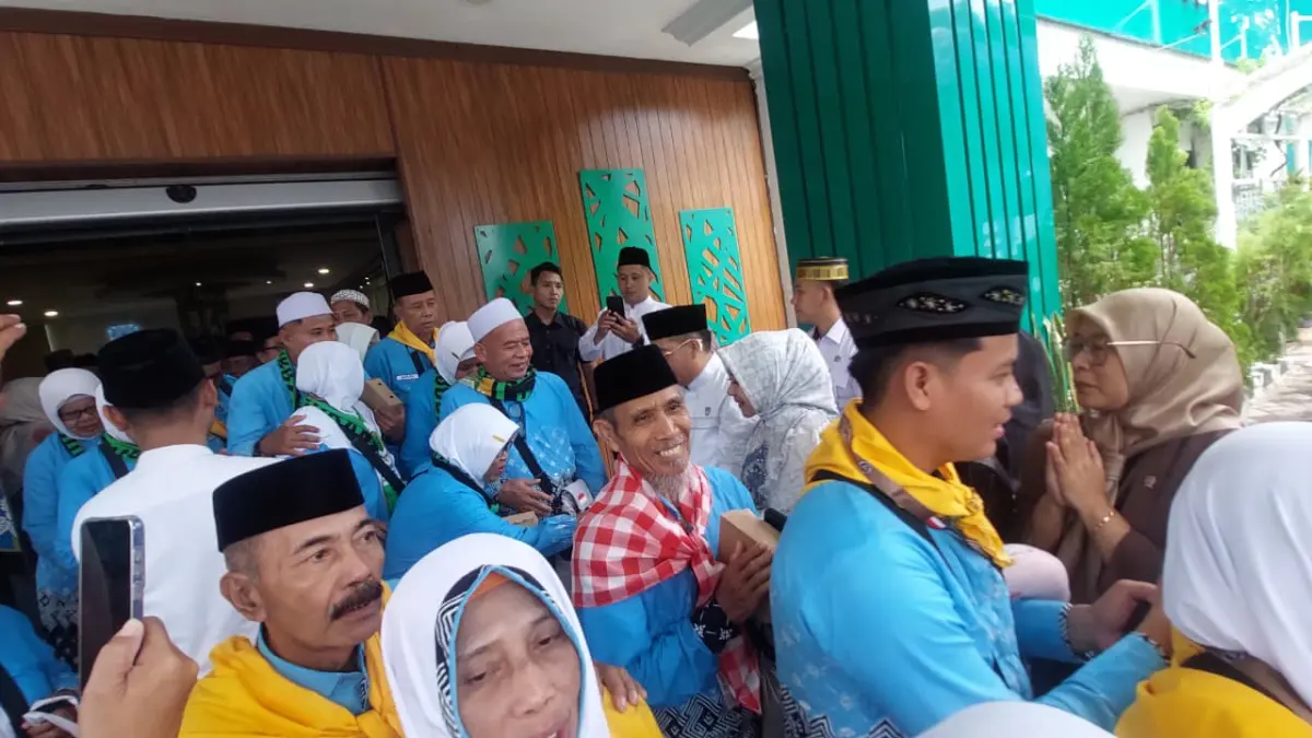 BERANGKAT: Ratusan jemaah haji asal Kota Probolinggo diberangkatkan dari Kantor Pemkot Probolinggo, Rabu (22/4). (ARIF MASHUDI/JAWA POS RADAR BROMO)