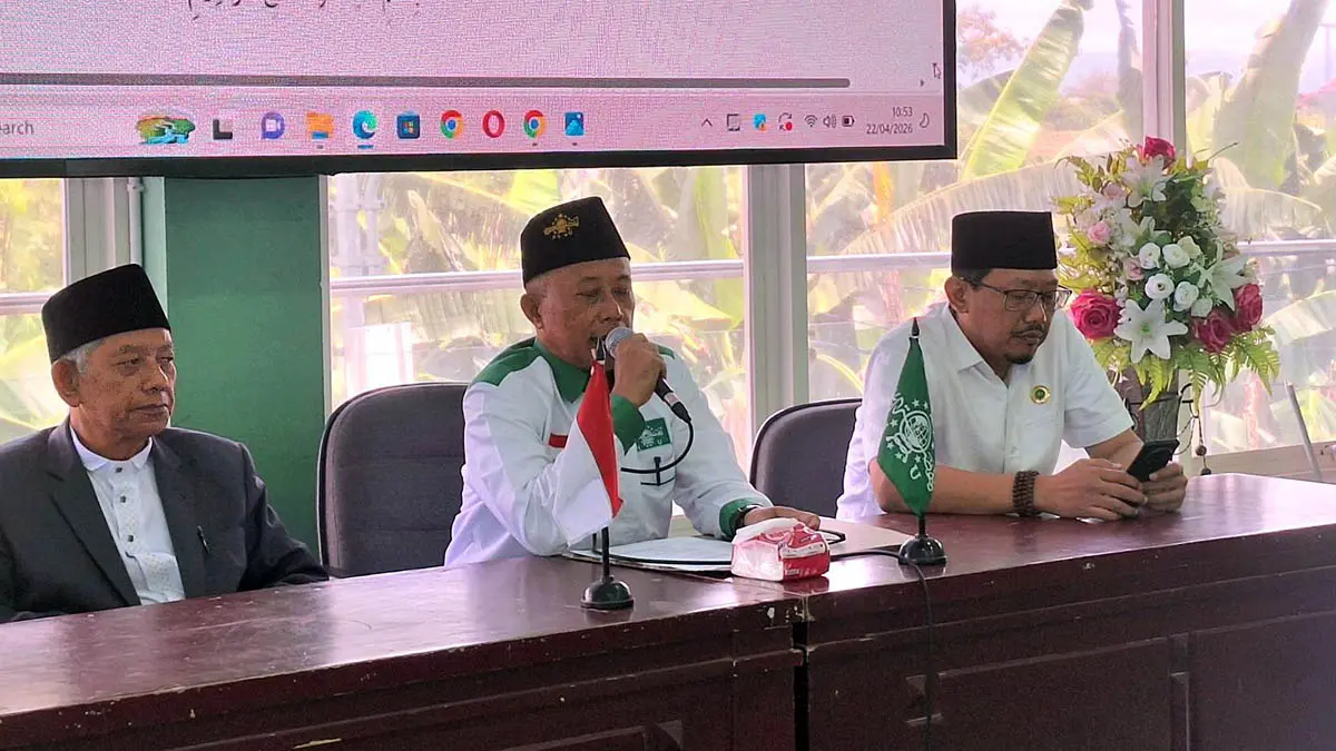 BERI KETERANGAN: Ketua PCNU Bangil Eddy Supriyanto saat memberikan keterangan kepada awak media. (Muhamad Busthomi/Radar Bromo)