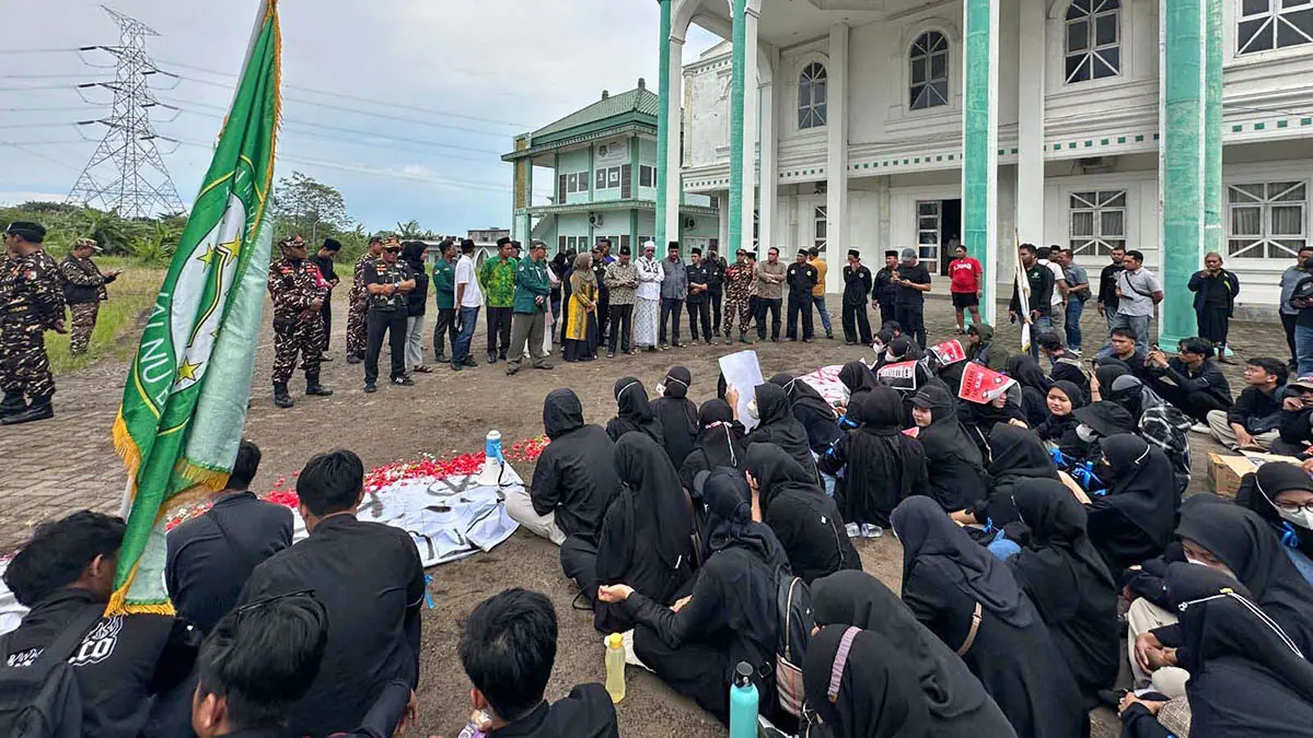 DEMONSTRASI: Aksi unjuk rasa kalangan mahasiswa UNUBA beberapa waktu lalu, imbas dualisme yayasan dan legalitas rektor. (Dokumen Radar Bromo)