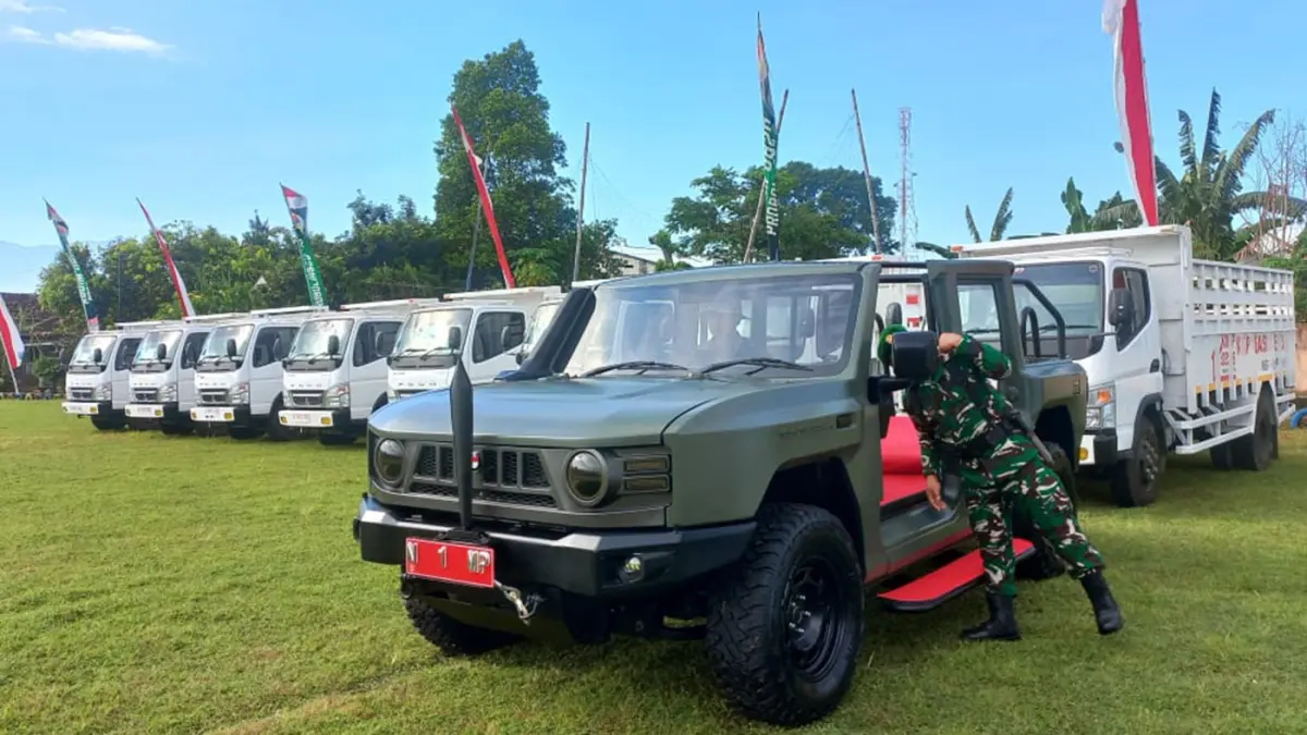 Deretan truk untuk Koperasi Desa Merah Putih Kabupaten Probolinggo yang diserahkan pada acara pembukaan TNI Manunggal Membangun Desa ke 128 TA 2026 di Maron, Rabu (22/4). (Inneke Agustin/ Radar Bromo)