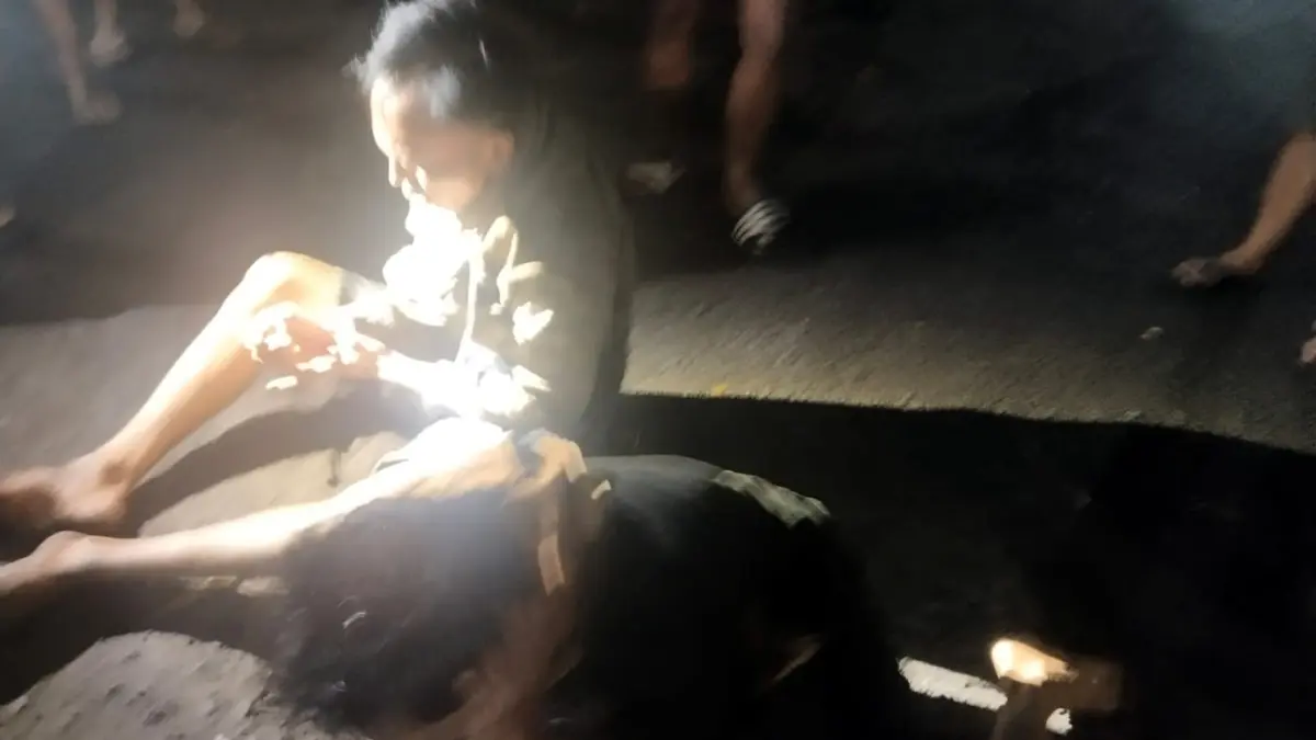 Dua dari tiga terduga begal atau pencurian yang diamankan anggota Satreskrim Polres Probolinggo Kota dan Polsek Wonoasih yang tengah patroli, Selasa malam (21/4). (Istimewa)