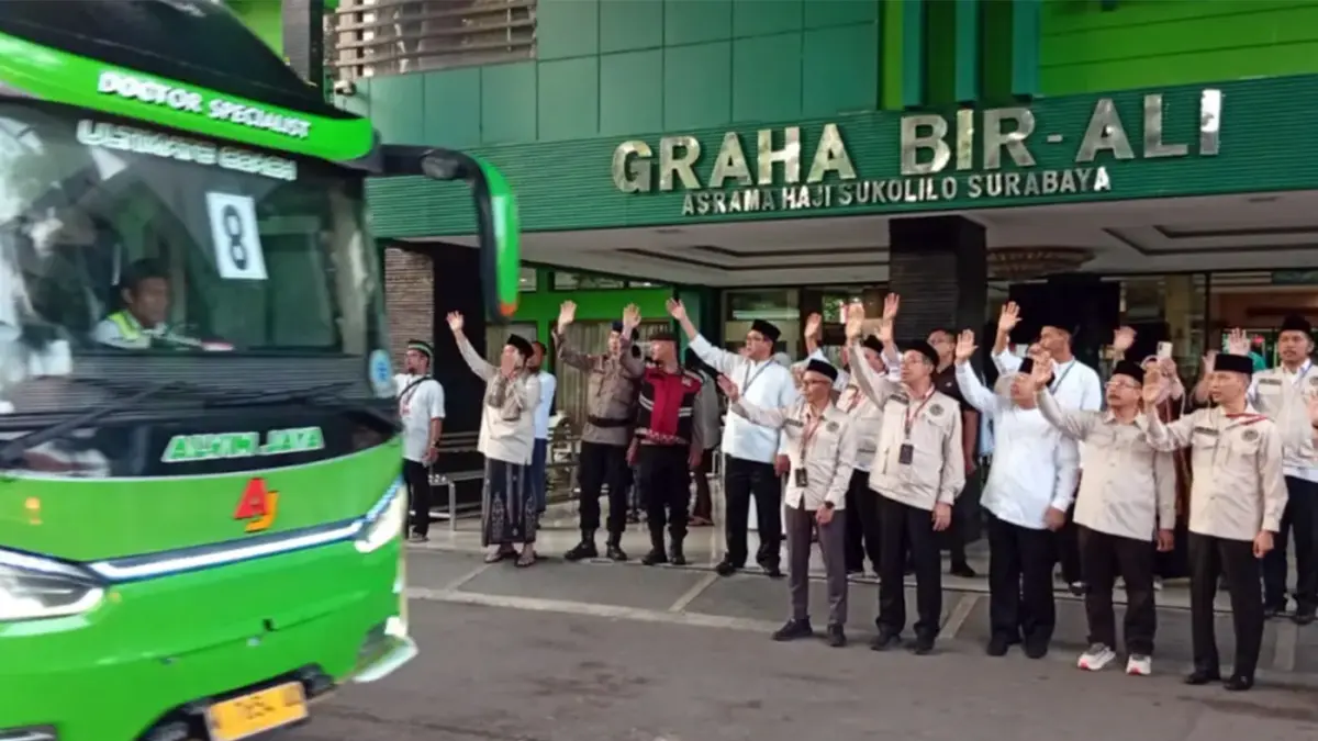 Gubernur Jatim Khofifah Indar Parawansa saat menemui jemaah kloter 1 di gedung Muzdalifah Embarkasi Surabaya yang akan terbang ke tanah suci, Rabu (22/4) pagi. (Rahmat Sudrajat/Radar Surabaya)