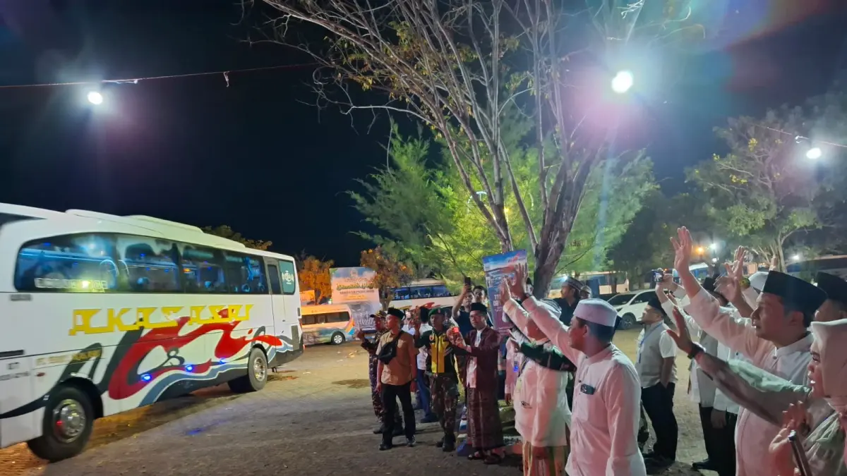 Jemaah Haji gelombang kedua asal Kabupaten Probolinggo saat dilepas dari miniatur kakbah. (Diskominfo Kabupaten Probolinggo)