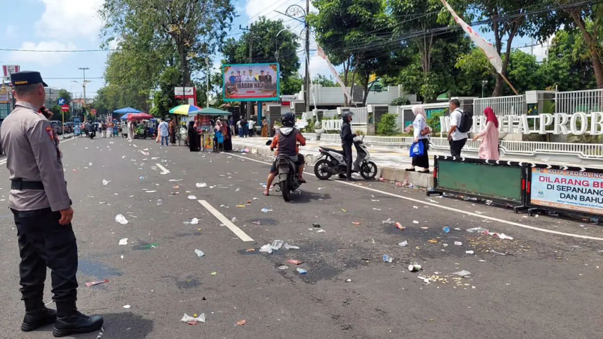KOTOR: Sampah berserakan di depan kantor Wali Kota Probolinggo di Jalan Panglima Sudirman. (Arif Mashudi/ Radar Bromo)