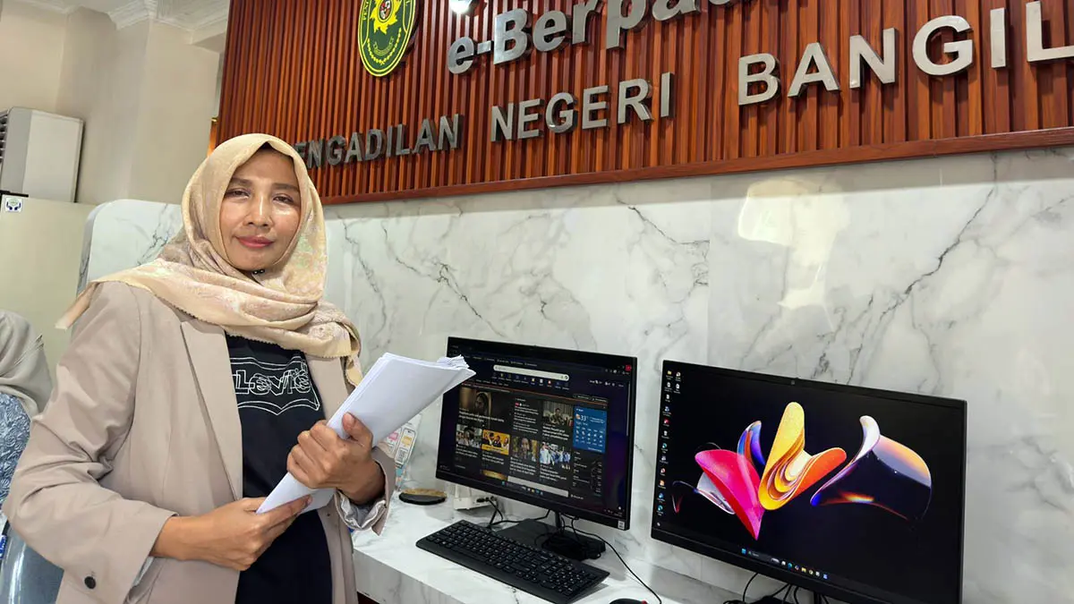MELAWAN: Kuasa hukum Guplek, tersangka TPPU, Wiwik Tri Hariyati saat mengajukan praperadilan di PN Bangil. (Wiwik Tri Hariyati for Radar Bromo)