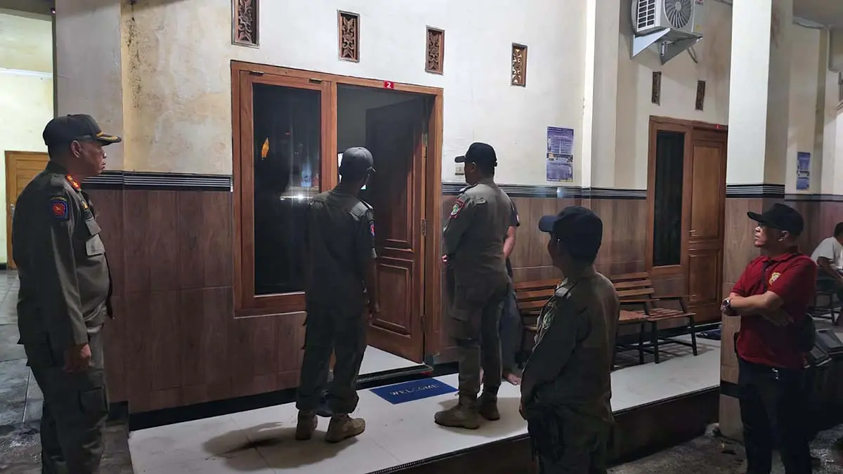 OPERASI: Petugas gabungan saat melakukan razia di salah satu kos-kosan yang ada di Kota Pasuruan, beberapa waktu lalu. (Dokumen Radar Bromo)
