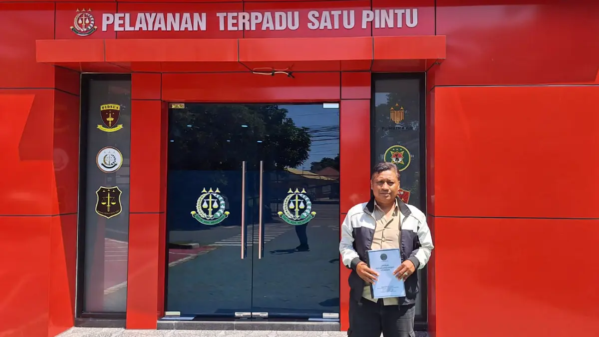 Pelapor Idrus Harun menyerahkan berkas tambahan ke Kejari Kabupaten Pasuruan, Senin (20/4). Ia datang didampingi Wakil Ketua PAC PDIP Kecamatan Pandaan Harsila.