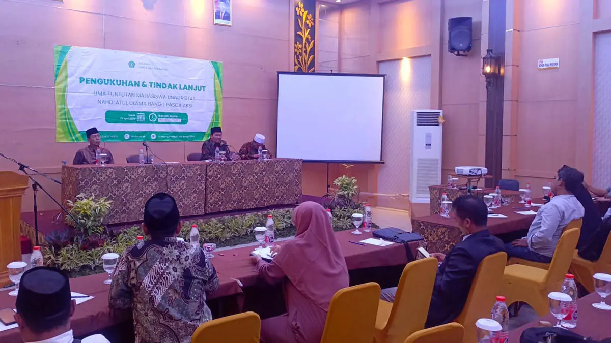 PENGUKUHAN: Kegiatan pengukuhan rektor UNUBA yang akhirnya dialihkan ke sebuah hotel di wilayah Prigen. (Istimewa)