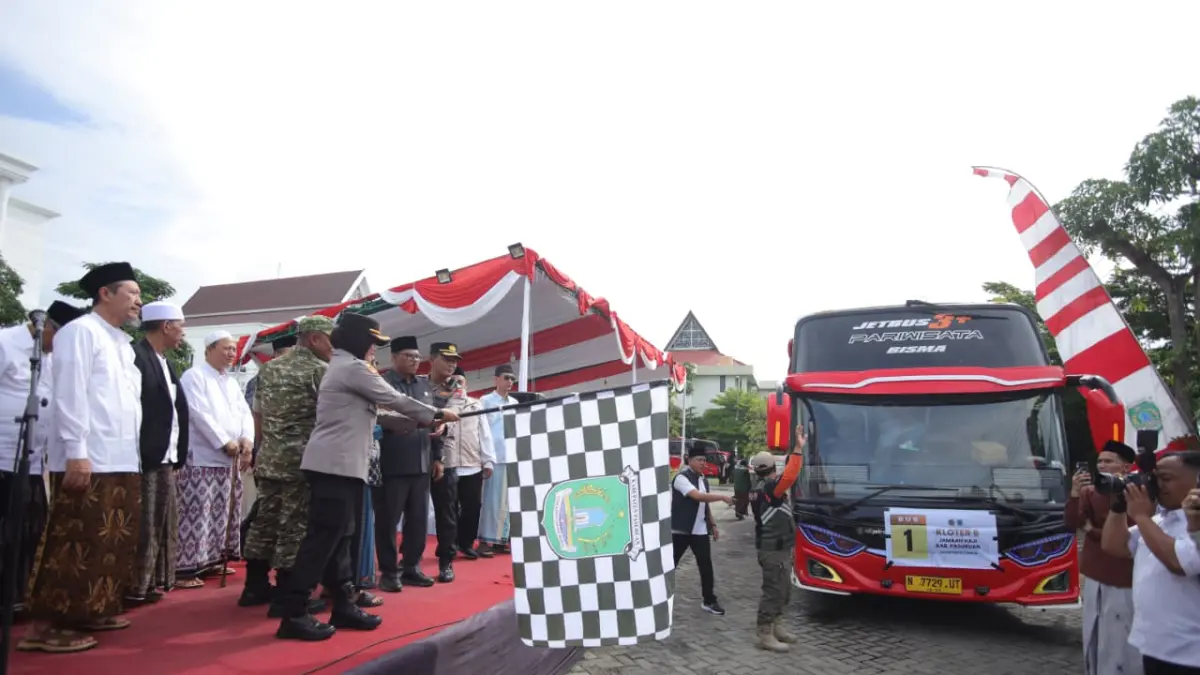 SIAP BERIBADAH: Ratusan jemaah haji asal Kabupaten Pasuruan diberangkatkan ke Asrama Haji Sukolilo, Rabu (22/4). (MOKHAMAD ZUBAIDILLAH/JAWA POS RADAR BROMO)