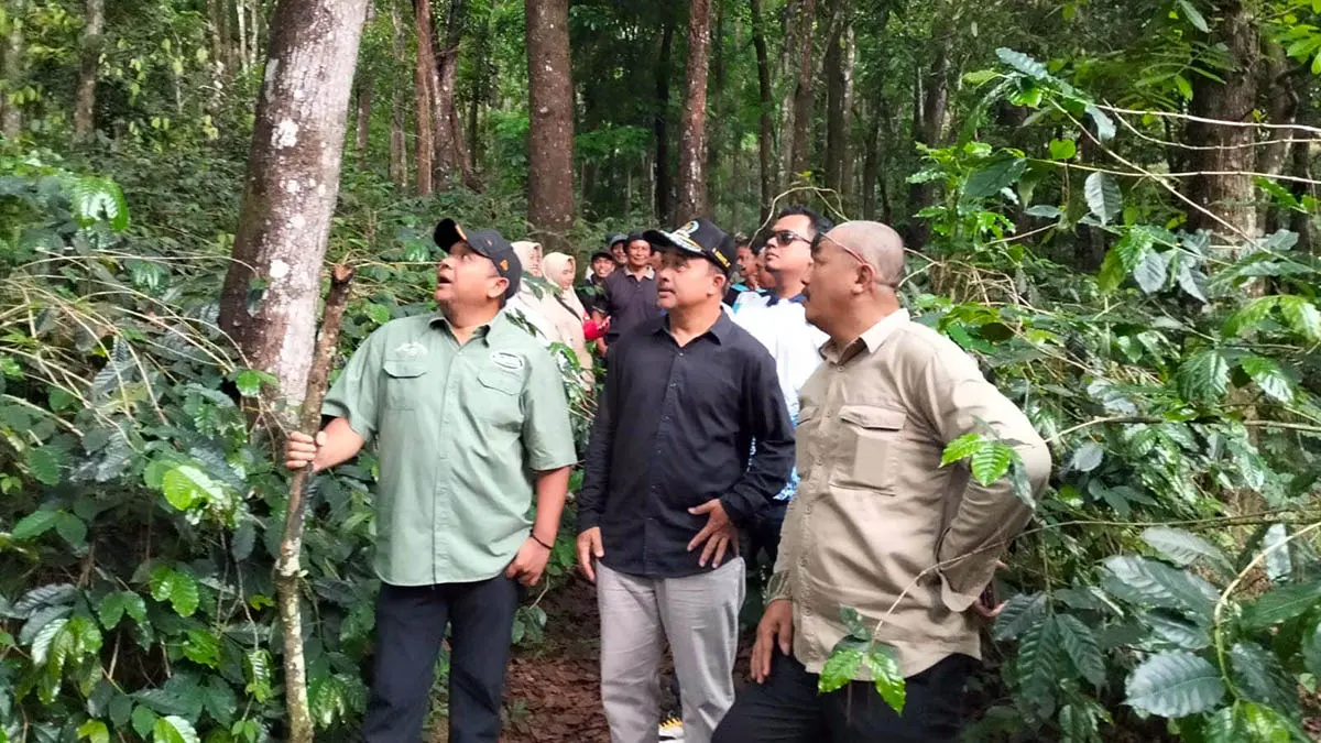 TINJAU: Sejumlah anggota DPRD Kabupaten Pasuruan saat melakukan peninjauan ke kawasan yang rencananya akan dijadikan kawasan real estate. (Dokumen Radar Bromo)